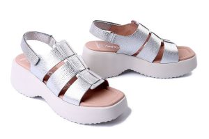 WONDERS D-9724 plata, sandały damskie. Szare sandały Wonders, bez wzorów, ze skóry, bez obcasa, bez zapięcia. Za 407,92 zł.