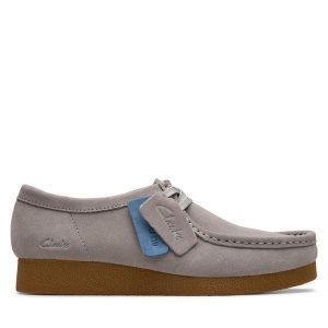 Półbuty Clarks. Szare półbuty Clarks, bez wzorów, bez obcasa, na płaskiej podeszwie, bez zapięcia. Za 339,99 zł.