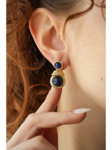 L'Atelier de Gaia Pozłacane kolczyki z lapis lazuli rozmiar: onesize. Niebieskie kolczyki L'Atelier de Gaia, z lazurytem, pozłacane. Za 117,73 zł.