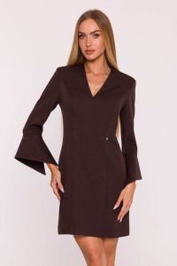 Elegancka sukienka z szerokimi mankietami dekolt V brązowa. Brązowe sukienki MOE, do pracy, s, bez wzorów, z tkaniny, biznesowe, bez kołnierzyka, bez ramiączek, mini, dopasowane. Za 379,00 zł.