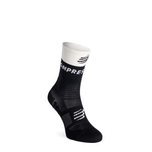 Skarpety biegowe Compressport Mid Compression Socks V2.0. Czarne skarpetki Compressport, bez wzorów. Za 101,99 zł.