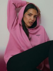 4F Bluza dresowa loose z kapturem damska - różowa XL. Czerwone bluzy 4f, xl, bez wzorów, z bawełny, z kapturem. Za 189,99 zł.