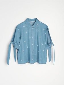 Lyocellowa koszula light denim z wiązanymi rękawami - niebieski. Niebieskie koszule Sinsay, l, bez wzorów, z denimu, bez kołnierzyka, bez ramiączek. Za 59,99 zł.