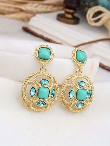 L'Atelier de Gaia Pozłacane kolczyki-wkrętki z kamieniami szlachetnymi i perłami rozmiar: onesize. Niebieskie kolczyki L'Atelier de Gaia, z cyrkonią, pozłacane. Za 74,63 zł.