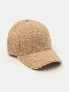 Czapka z daszkiem z imitacji baranka - beżowy. Brązowe czapki Sinsay, bez wzorów. Za 25,99 zł.