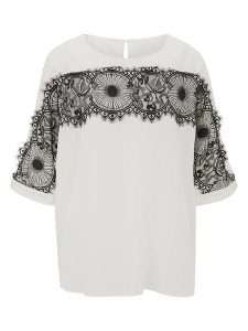 Heine Jedwabna bluzka w kolorze kremowym rozmiar: 48/50. Brązowe bluzki Heine, bez wzorów, z jedwabiu, bez kołnierzyka, bez ramiączek. Za 37,12 zł.