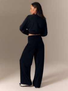 4F Spodnie dresowe z szerokimi nogawkami damskie - czarne L. Czarne spodnie dresowe 4f, l, bez wzorów, z dresówki. Za 149,99 zł.