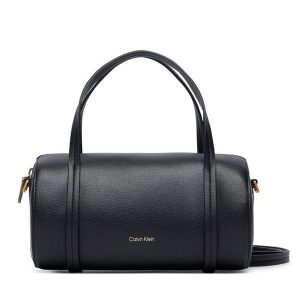 Torebka Calvin Klein. Czarne torebki klasyczne Calvin Klein, bez wzorów, bez dodatków. Za 489,99 zł.