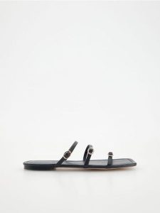 Skórzane klapki - czarny. Czarne klapki Reserved, bez wzorów, ze skóry, bez obcasa. W wyprzedaży za 49,99 zł.