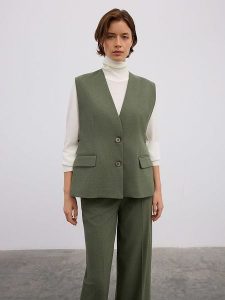 BGN Kamizelka w kolorze khaki rozmiar: 38. Brązowe kamizelki BGN, bez wzorów, bez kołnierzyka, bez ramiączek, bez kaptura. Za 100,99 zł.