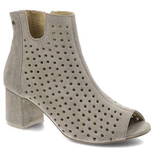 Botki damskie Maciejka, ze skóry naturalnej zamszowej z ażurową cholewką bocznym zapięciem na suwak skórzanym wnętrzem i wkładką oraz obcasem typu kl. Brązowe botki Maciejka, w ażurowe wzory, ze skóry, bez obcasa, bez zapięcia. Za 309,00 zł.