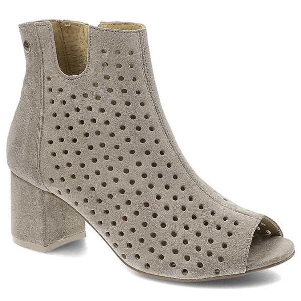 Botki damskie Maciejka, ze skóry naturalnej zamszowej z ażurową cholewką bocznym zapięciem na suwak skórzanym wnętrzem i wkładką oraz obcasem typu kl. Brązowe botki Maciejka, w ażurowe wzory, ze skóry, bez obcasa, bez zapięcia. Za 309,00 zł.