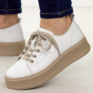 Białe skórzane półbuty damskie Filippo Dp6122/26. Białe półbuty Filippo, na jesień, bez wzorów, ze skóry, z okrągłym noskiem, bez obcasa, na platformie, bez zapięcia. Za 239,00 zł.