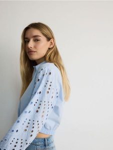 Koszula z ażurowymi rękawami - jasnoniebieski. Niebieskie koszule Reserved, l, w ażurowe wzory, z bawełny, bez kołnierzyka, bez ramiączek. W wyprzedaży za 39,99 zł.