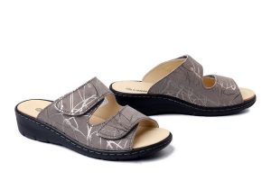 DR. BRINKMANN 700719-09 grau, klapki damskie. Szare klapki Dr. Brinkmann, bez wzorów, ze skóry, bez obcasa, na koturnie. Za 194,90 zł.