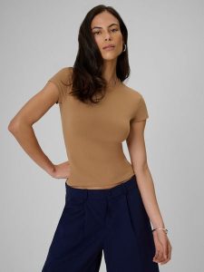 4F T-shirt slim gładki damski - brązowy XS. Brązowe t-shirty 4f, xs, bez wzorów, z dzianiny, bez kołnierzyka, bez ramiączek. Za 59,99 zł.