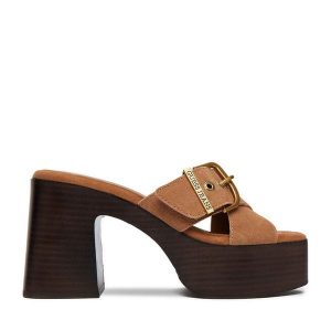 Klapki Guess Jeans. Brązowe klapki Guess Jeans, z aplikacjami, z jeansu, bez obcasa. Za 329,99 zł.