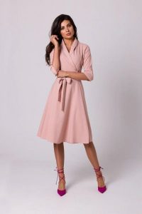 Rozkloszowana sukienka kopertowa z wiązaniem w pasie różowa. Czerwone sukienki Bewear, do pracy, s, bez wzorów, z tkaniny, biznesowe, bez kołnierzyka, bez ramiączek, dopasowane. Za 349,00 zł.