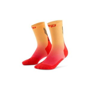 Damskie sportowe skarpety kompresyjne do połowy łydki Core Run gradient CEP. Czerwone skarpetki CEP, bez wzorów, z elastanu. Za 99,00 zł.
