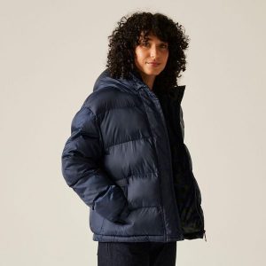 Kurtka damska pikowana Oversized Orla Kiely. Niebieskie kurtki Regatta, bez wzorów, z puchu, bez kaptura. W wyprzedaży za 366,40 zł.