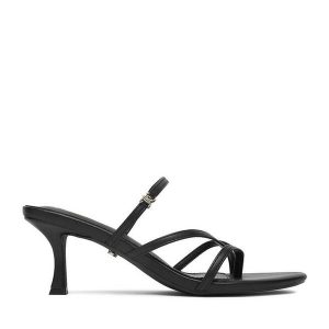 Japonki Juicy Couture. Czarne klapki Juicy Couture, bez wzorów, bez obcasa. Za 199,99 zł.