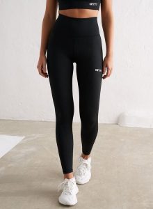 Damskie legginsy z wysokim stanem, squat proof, z tylną kieszenią Core czarne. Czarne legginsy AIM'N, bez wzorów, z elastanu, z podwyższonym stanem. Za 296,00 zł.