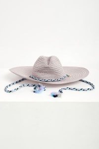 Kapelusz damski fedora EMPORIO ARMANI. Kapelusze Emporio Armani, bez wzorów. W wyprzedaży za 666,42 zł.