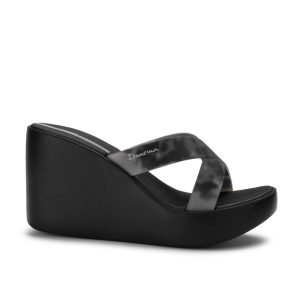 Klapki damskie na platformie Ipanema 83520 HIGH FASHION SLIDE FEM. Czarne klapki Ipanema, bez wzorów, z materiału, bez obcasa, na koturnie. Za 139,99 zł.