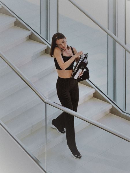4F Legginsy w paski z rozszerzanymi nogawkami damskie - czarne L. Czarne legginsy 4f, bez wzorów, z dzianiny, z podwyższonym stanem, długie. Za 169,99 zł.