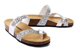 DR. BRINKMANN 700285-92 silber, klapki profilaktyczne damskie. Szare klapki Dr. Brinkmann, bez wzorów, bez obcasa, na koturnie. Za 214,90 zł.