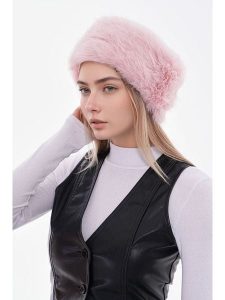 Lucky Bees Czapka w kolorze jasnoróżowym rozmiar: onesize. Różowe czapki Lucky Bees, bez wzorów, z futra. Za 104,39 zł.