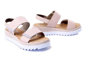 RIEKER V4475-31 pink, sandały damskie. Brązowe sandały Rieker, bez wzorów, bez obcasa, na koturnie, bez zapięcia. Za 223,93 zł.