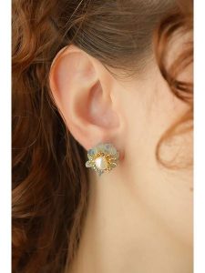 Pierres delicates Kolczyki-wkrętki w kolorze białym z perłami i ametystami rozmiar: onesize. Niebieskie kolczyki Pierres delicates, z ametystem, z mosiądzu. Za 104,39 zł.