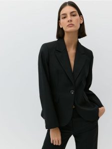 Taliowana marynarka z wełną - czarny. Czarne marynarki i żakiety Reserved, l, bez wzorów, z tkaniny. W wyprzedaży za 159,99 zł.
