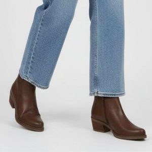 Botki damskie Hee, kowbojki skórzane na obcasie i zapinane na zamek, brązowe, 25773. Brązowe botki Hee, bez wzorów, z jeansu, bez obcasa, na obcasie, bez zapięcia. Za 373,99 zł.