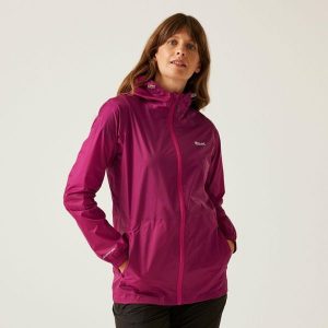 Kurtka trekkingowa damska Pack It Jacket III kieszonkowa przeciwdeszczowa. Czerwone kurtki Regatta, bez wzorów, z softshellu, bez kaptura. Za 149,99 zł.