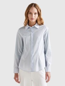 Benetton Koszula w kolorze błękitnym rozmiar: XL. Niebieskie koszule Benetton, xl, bez wzorów, bez kołnierzyka, bez ramiączek. Za 57,06 zł.