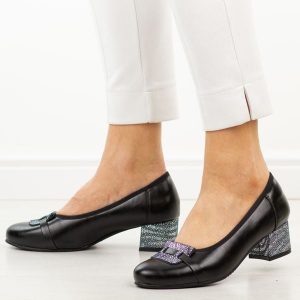 Czarne skórzane czółenka damskie Potocki 19409. Czarne czółenka POTOCKI, bez wzorów, ze skóry, z okrągłym noskiem, bez obcasa, na obcasie, bez zapięcia. Za 219,00 zł.