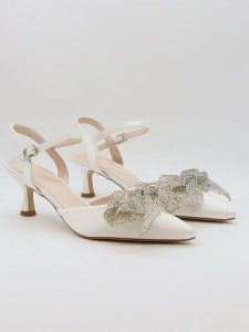 Bellucci Czółenka w kolorze białym rozmiar: 37. Białe czółenka Bellucci, bez wzorów, bez obcasa, bez zapięcia. Za 121,99 zł.