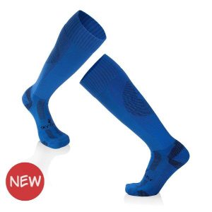 Skarpety piłkarskie 3/4 długości - niebieskie. Niebieskie skarpetki TRY TO FLY, bez wzorów. W wyprzedaży za 67,01 zł.