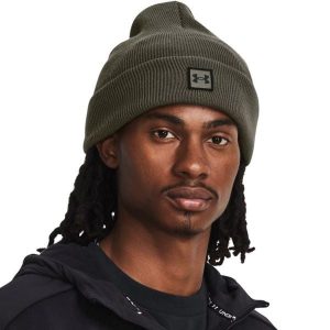 1373155390 Czapka. Czarne czapki Under Armour, z aplikacjami, z dzianiny. Za 104,70 zł.