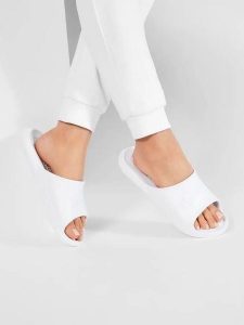 Klapki damskie Nike Victori One Shwer. Białe klapki Nike, bez wzorów, z materiału, bez obcasa. Za 263,00 zł.
