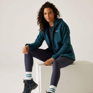 Bluza damska z kapturem Elinn. Niebieskie bluzy Regatta, bez wzorów, z polaru, z kapturem. W wyprzedaży za 205,00 zł.