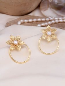 Pierres delicates Pozłacane kolczyki-wkrętki z perłami rozmiar: onesize. Białe kolczyki Pierres delicates, z perłą, pozłacane. Za 43,99 zł.