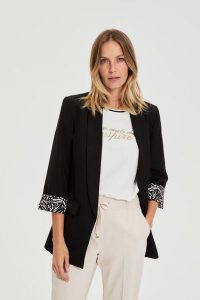 Marynarka z ozdobnymi mankietami czarna. Czarne marynarki i żakiety MOODO, l, bez wzorów, z elastanu. Za 179,99 zł.