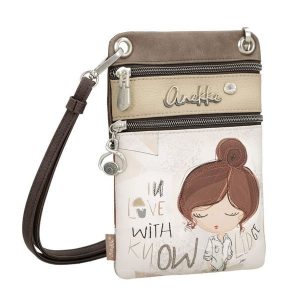 Torebka damska Anekke, z dekoracyjnym nadrukiem i metalowym logo zapinana na suwak wyposażona w dwie praktyczne kieszenie z przodu oraz regulowany pa. Brązowe torebki klasyczne Anekke, bez wzorów, na ramię, z nadrukiem, bez dodatków. Za 169,00 zł.