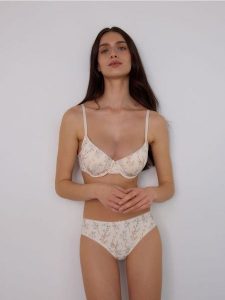 Majtki figi 3 pack - kremowy. Białe figi Reserved, bez wzorów. W wyprzedaży za 39,99 zł.