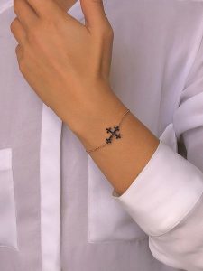 Taboo Pozłacana bransoletka z elementem ozdobnym rozmiar: onesize. Czarne bransoletki Taboo, z cyrkonią, pozłacane. Za 83,42 zł.