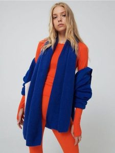 Szalik - niebieski. Niebieskie szaliki Sinsay, bez wzorów. Za 35,99 zł.