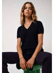 AUTHENTIC CASHMERE Kaszmirowa koszulka "Kali" w kolorze granatowym rozmiar: M. Niebieskie bluzki AUTHENTIC CASHMERE, m, bez wzorów, z kaszmiru, bez kołnierzyka, bez ramiączek. Za 269,75 zł.